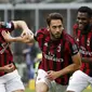 Pemain AC Milan, Hakan Calhanoglu (tengah) merayakan golnya ke gawang Hellas Verona pada lanjutan Serie A di San Siro stadium, Milan, (5/5/2018). AC Milan menang telak 4-1. (AP/Antonio Calanni)