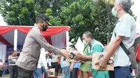 Direktur Reggident Korlantas Polri, Brigjen Pol Yusuf membagikan bansos bagi supir angkot hingga pemulung di kawasan Bintaro, jakarta Selatan. (Istimewa)
