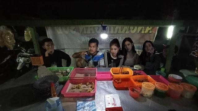 7 Editan Foto Netizen Makan Bareng Artis Terkenal Ini Kocak Banget