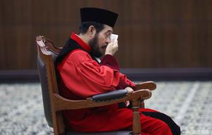 Anwar Usman saat mengikuti prosesi wisuda purnabakti di Ruang Sidang Mahkamah Konstitusi (MK), Jakarta, Senin (13/4/2026). Anwar Usman resmi pensiun sebagai Hakim Mahkamah Konstitusi (MK). (Kapanlagi.com/Budy Santoso)