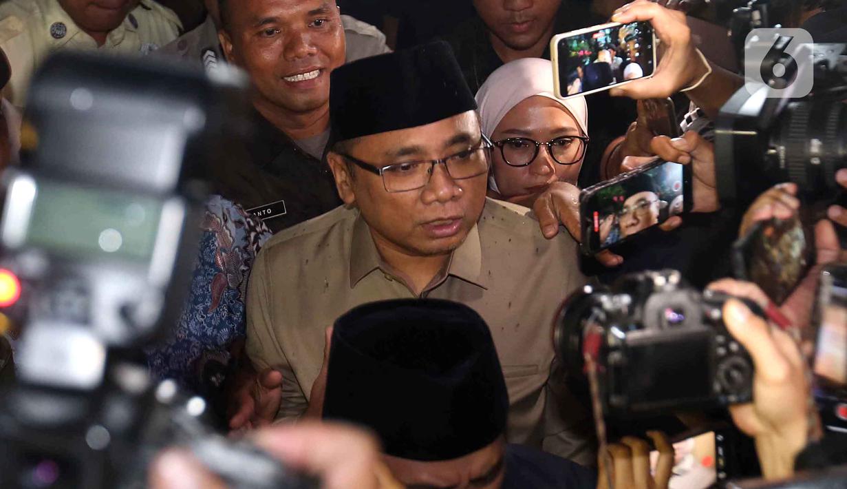 Yaqut Cholil Qoumas tidak banyak bicara ketika ditanya beberapa pertanyaan oleh pewarta. Tampak dalam foto, mantan Menteri Agama Republik Indonesia, Yaqut Cholil Qoumas, saat meninggalkan Gedung Komisi Pemberantasan Korupsi (KPK), Jakarta, Selasa (16/12/2025). (Liputan6.com/HelmiFithriansyah)