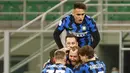 Para pemain Inter Milan merayakan gol ke gawang AC Milan pada pertandingan perempat final Coppa Italia di Stadion San Siro, Milan, Italia, Selasa (26/1/2021). Inter Milan menang 2-1. (AP Photo/Antonio Calanni)