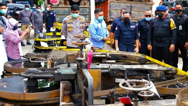 Alat pemotong kayu ilegal logging dari Suaka Margasatwa Rimbang Baling sitaan Polda Riau.
