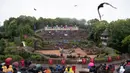 Para pengunjung menyaksikan pertunjukan di taman hiburan Puy du Fou di Les Epesses, Vendee, Prancis barat (11/6/2020). Taman hiburan Puy Du Fou dibuka kembali untuk pengunjung pada Kamis (11/6) setelah ditutup selama hampir tiga bulan karena pandemi COVID-19. (Xinhua/Jack Chan)