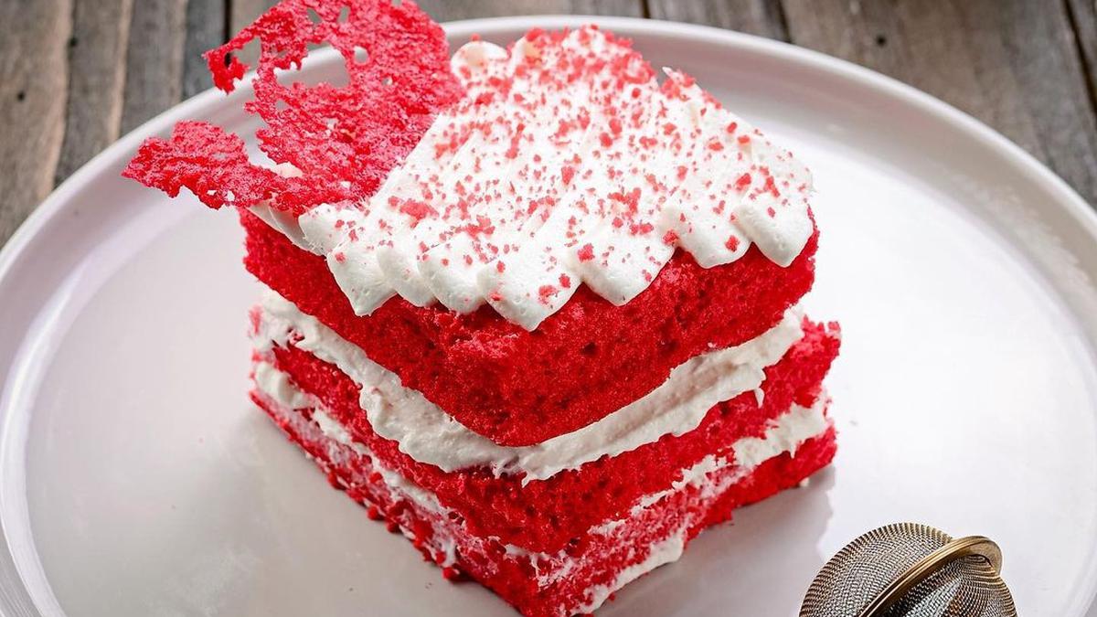 Kue red velvet yang elegan dengan frosting lembut, sempurna untuk acara spesial