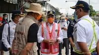 Menhub Budi Karya Sumadi didampingi Gubernur Jawa Tengah Ganjar Pranowo meninjau kondisi Stasiun Kereta Api Tawang yang masih belum bisa beroperasi karena terkena banjir. Dok Kemenhub