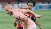 Duel striker Persik Kediri, Youssef Ezzejjari, dan pemain Bali United, Fahmi Al-Ayyubi, dalam laga pembuka BRI Liga 1 2021/2022 di SUGBK Jakarta, 27 Agustus 2021 lalu. (Bola.com/Gatot Susetyo)