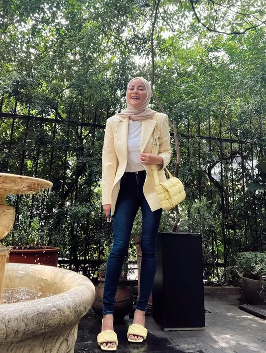 Tampil dalam balutan jeans serta kaos putih polos, wanita 42 tahun ini memadukan dengan blazer, tas hingga heels berwarna senada. Ia pun memilih menggunakan hijab model pasmina dengan gaya yang sederhana. (Liputan6.com/IG/@ollaramlan)