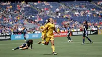 Pesepakbola wanita timnas Australia, Sam Kerr merayakan golnya ke gawang timnas Jepang pada turnamen sepakbola di Stadion Qualcomm, San Diego, California, 30 Juli 2017. (AP Photo/Gregory Bull)