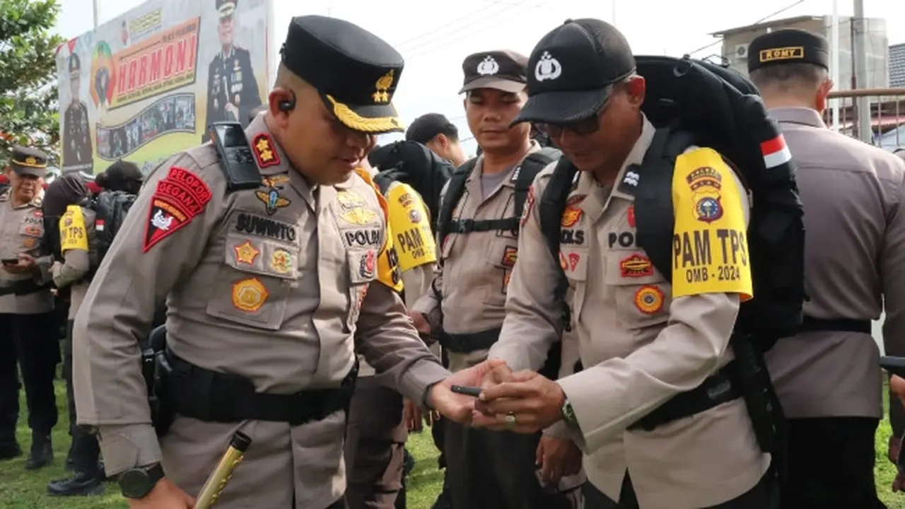 Kepala Polres Pelalawan AKBP Suwinto saat melepas personel pengamanan TPS Pemilu.