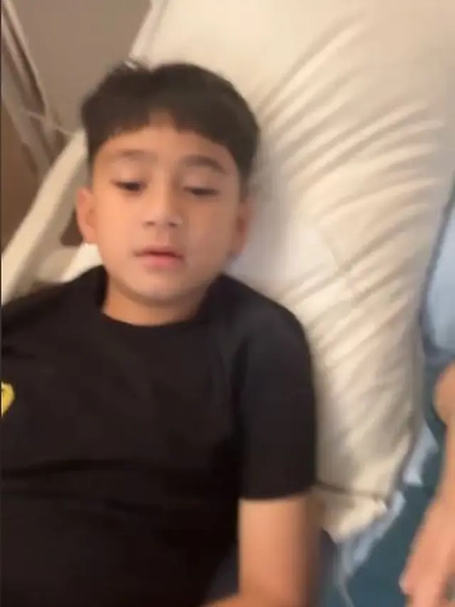 6 Potret Rafathar Peluk Rangkul Rayyanza Saat Sakit, Habis Rontgen Paru-Paru