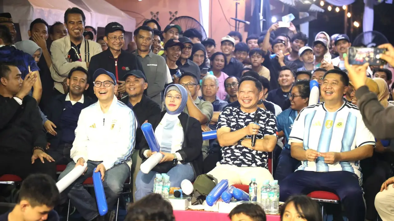 Mendagri bersama warga di kawasan Menteng Tenggulun nobar final Piala Dunia