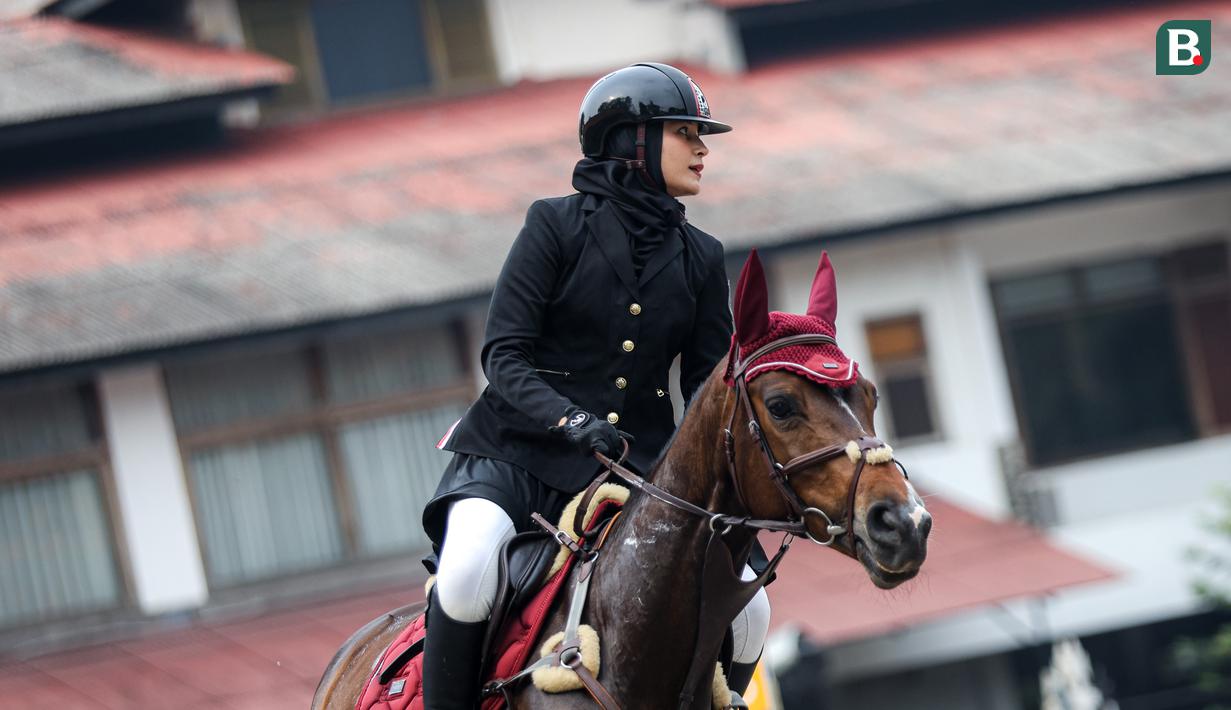 Selebritas Indonesia, Shireen Sungkar berkompetisi dalam cabang olahraga berkuda nomor show jumping Turnamen Olahraga Selebriti Indonesia (TOSI) Season 3 yang berlangsung di Arthayasa Stable, Depok, Jawa Barat, Jumat (01/11/2024). (Bola.com/Bagaskara Lazuardi)