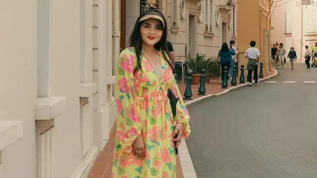 6 Gaya Liburan Ashanty di Monaco, Nyentrik Pakai Outer Bulu Biru Elektrik
