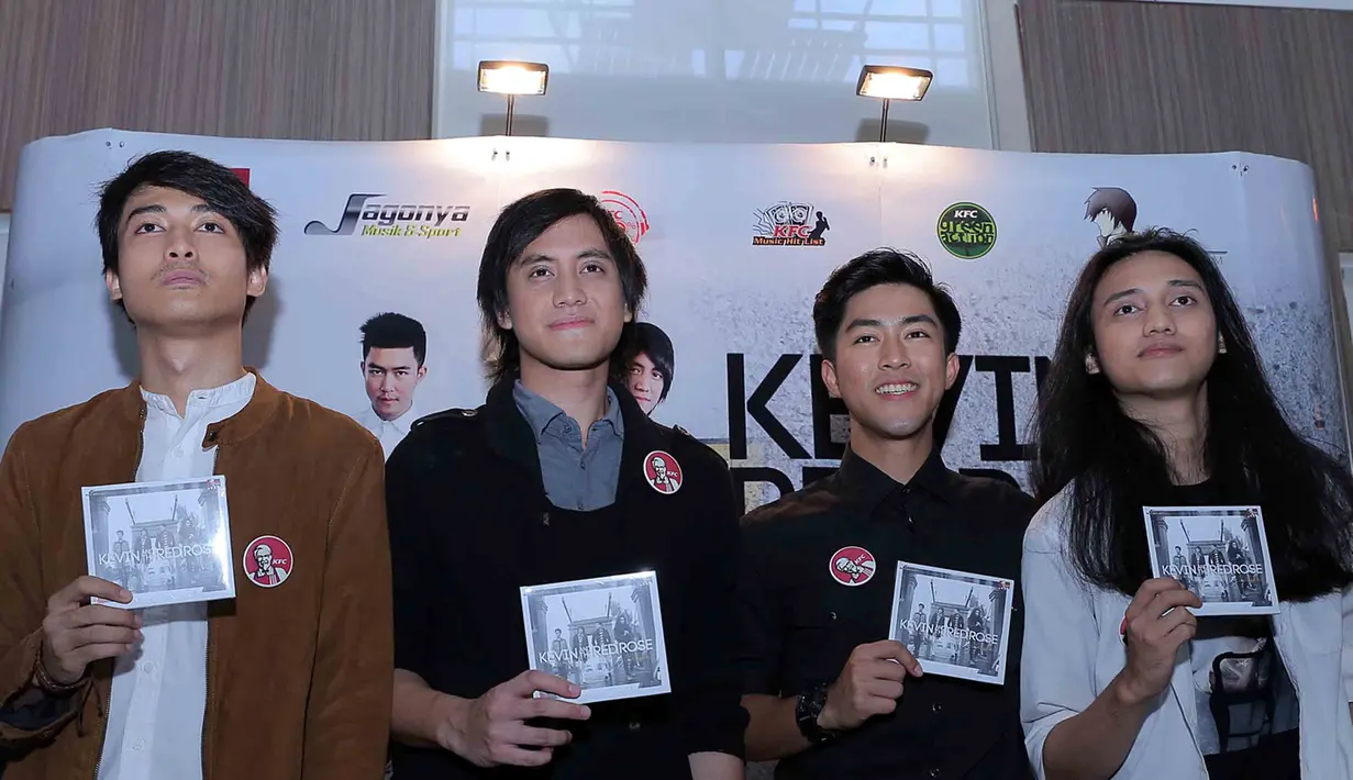 Album tersebut berisi sembilan lagu, diantaranya, Intro, Ingin Miliki Hatimu, Terkunci Untukmu, Jembatan Cinta, Menyesal, Usai Sudah, Jangan Pergi, Malu Malu Mau, dan Setia. (Deki Prayoga/Bintang.com)