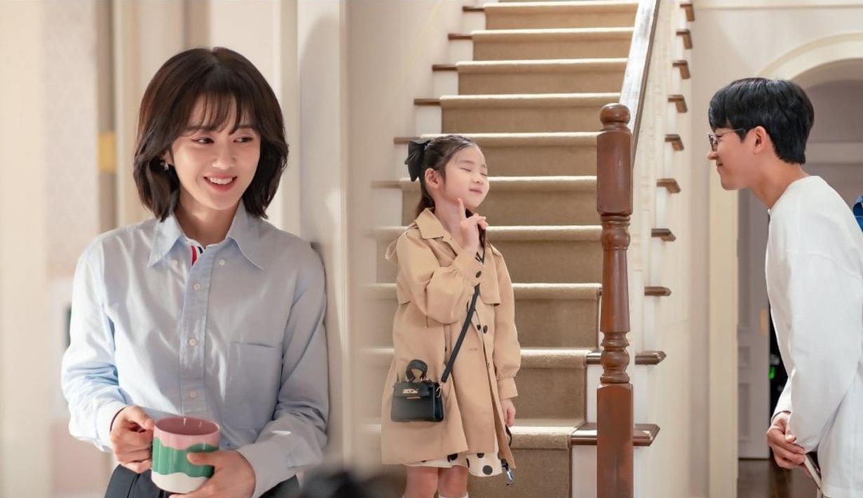 Dalam still cut lainnya, Seo Jae Won dan Heo Soon Young bersiap untuk menyekolahkan putri manis mereka Heo Ah Rin (Choi So Yul) ke taman kanak-kanak di pagi hari. (Foto: TV Chosun)