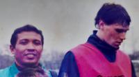 Gusnul Yakin melakukan curi-curi foto bersama Marco Van Basten saat kunjungan ke Belanda pada 1991 silam. (Bola.com/Dok. Pribadi Gusnul Yakin)