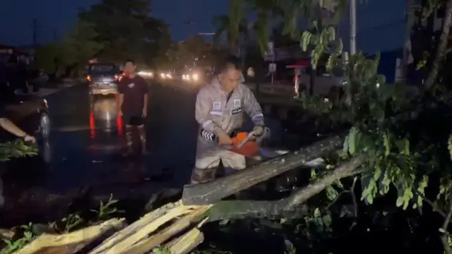 Badai di Kota Kendari dan Sulawesi tenggara, menyebabkan tiga orang warga tewas serta puluhan bangunan rusak.(Liputan6.com/Ahmad Akbar Fua)