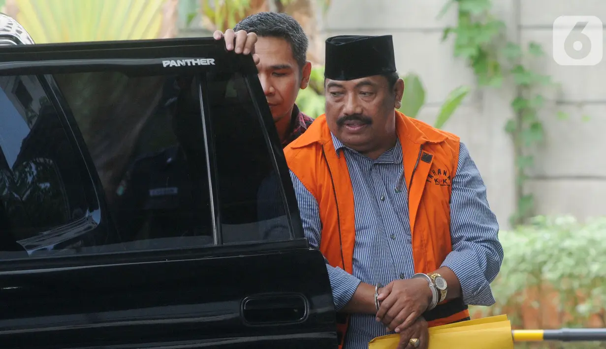 Swasta penyuap Bupati Indramayu Supendi, Carsa AS (kanan) tiba di Gedung KPK, Jakarta, Jumat (1/11/2019). Carsa AS diperiksa sebagai tersangka untuk melengkapi berkas terkait memberi suap pengaturan proyek di lingkungan Pemerintah Kabupaten Indramayu tahun 2019. (merdeka.com/Dwi Narwoko)