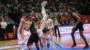 Pemain Timnas Basket China, Wang Zhelin (tengah) terjatuh saat laga playoff perempat final FIBA Asia Cup 2022 antara Timnas Basket China melawan Timnas Basket Indonesia di Istora Senayan, Jakarta, Senin (18/07/2022). (Bola.com/Bagaskara Lazuardi)