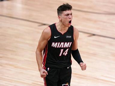Pebasket Miami Heat, Tyler Herro, melakukan selebrasi usai menaklukkan Boston Celtics pada gim keempat final NBA Wilayah Timur di AdventHealth Arena, Kamis (24/9/2020). Miami Heat menang dengan skor 109-112. (AP/Mark J. Terrill)
