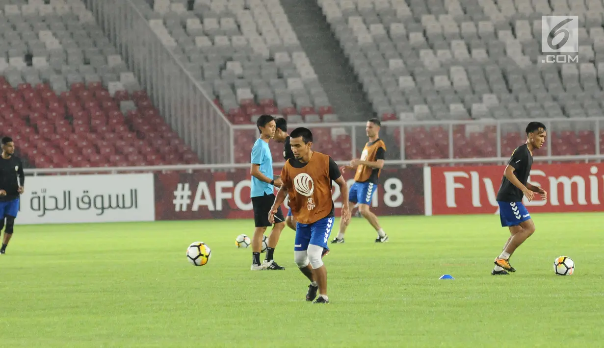 Sejumlah pemain Tampines Rovers melakukan latihan resmi jelang laga grup H Piala AFC 2018 melawan Persija di Stadion GBK Jakarta, Selasa (27/2). Persija akan menjamu Tampines Rovers, Rabu (28/2). (Liputan6.com/Helmi Fithriansyah)