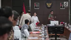 Menko PMK, Puan Maharani berjabat tangan dengan peserta Rapat Tingkat Menteri (RTM) di Kantor Kemenko PMK, Jakarta, Rabu (1/11). Rapat membahas implementasi Perpres 95/2017 tentang Peningkatan Prestasi Olah Raga Nasional. (Liputan6.com/Faizal Fanani)