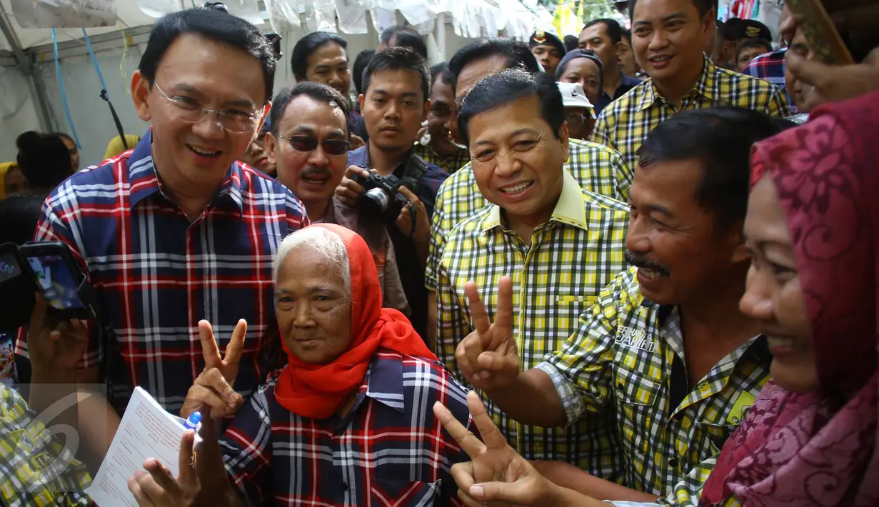 Cagub DKI Jakarta, Basuki T Purnama foto bersama dengan warga saat acara "Bersyukur Jakarta", Jumat (20/1). Dalam acara yang berbentuk bakti sosial dan pasar murah tersebut, terdapat hiburan dan permainan anak. (Liputan6.com/Immanuel Antonius)