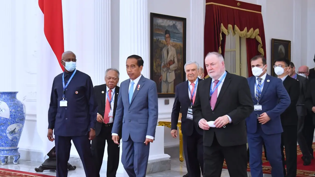 Presiden Jokowi saat menerima Presiden World Water Council, Loic Fauchon dan delegasi di Istana Merdeka Jakarta, Rabu (15/2/2023).