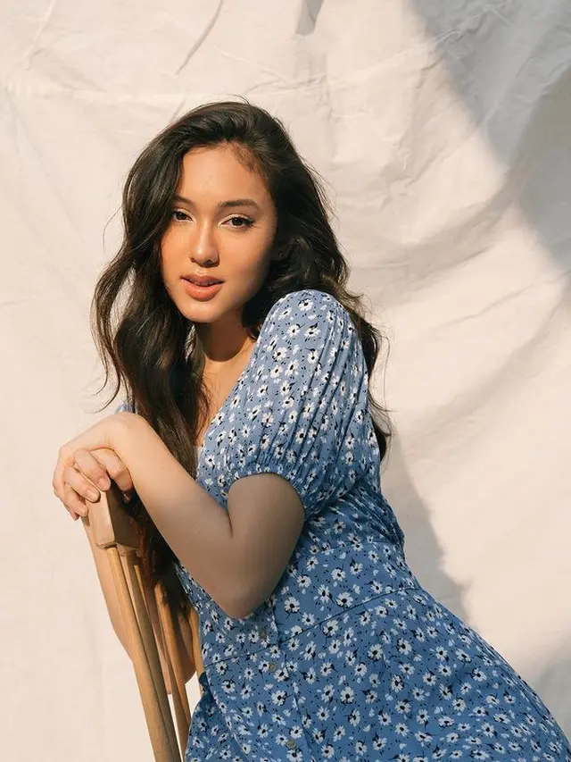 6 Pemotretan Terbaru Yasmin Napper Ini Curi Perhatian