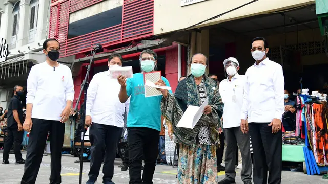 Jokowi bagikan bantuan tunai Rp 1,2 juta kepada PKL Malioboro