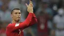 Bintang Portugal, Cristiano Ronaldo, menyapa suporter usai melawan Spanyol pada laga Grup B Piala Dunia di Stadion Fisht, Sochi, Jumat (15/6/2018). CR 7 pencetak hattrick perdana Piala Dunia 2018. (AP/Sergei Grits)