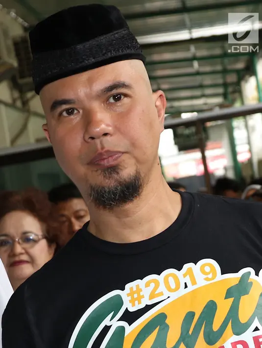 Ekspresi musisi Ahmad Dhani saat akan menjalani sidang perdana kasus ujaran kebencian di PN Jakarta Selatan, Senin (16/4). Ahmad Dhani datang ditemani anak ketiganya, Abdul Qodir Jaelani. (Liputan6.com/Immanuel Antonius)