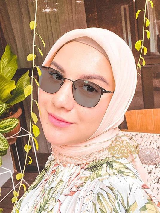 FOTO: Gaya Irish Bella Saat Pakai Kacamata, Fashionable ...