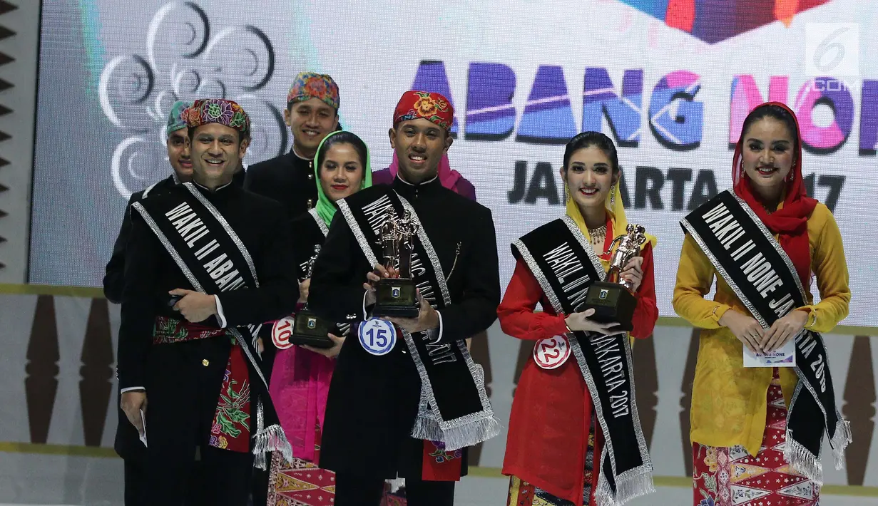Pemenang Wakil ll Abang Ibnu Azhar dari Jakarta Timur dan None Stephanie Cecillia dari Jakarta Barat  di ajang pemilihan Abang None Jakarta 2017 di kawasan Letjen S. Parman, Jakarta, Jumat (15/07). (Liputan6.com/Herman Zakharia)