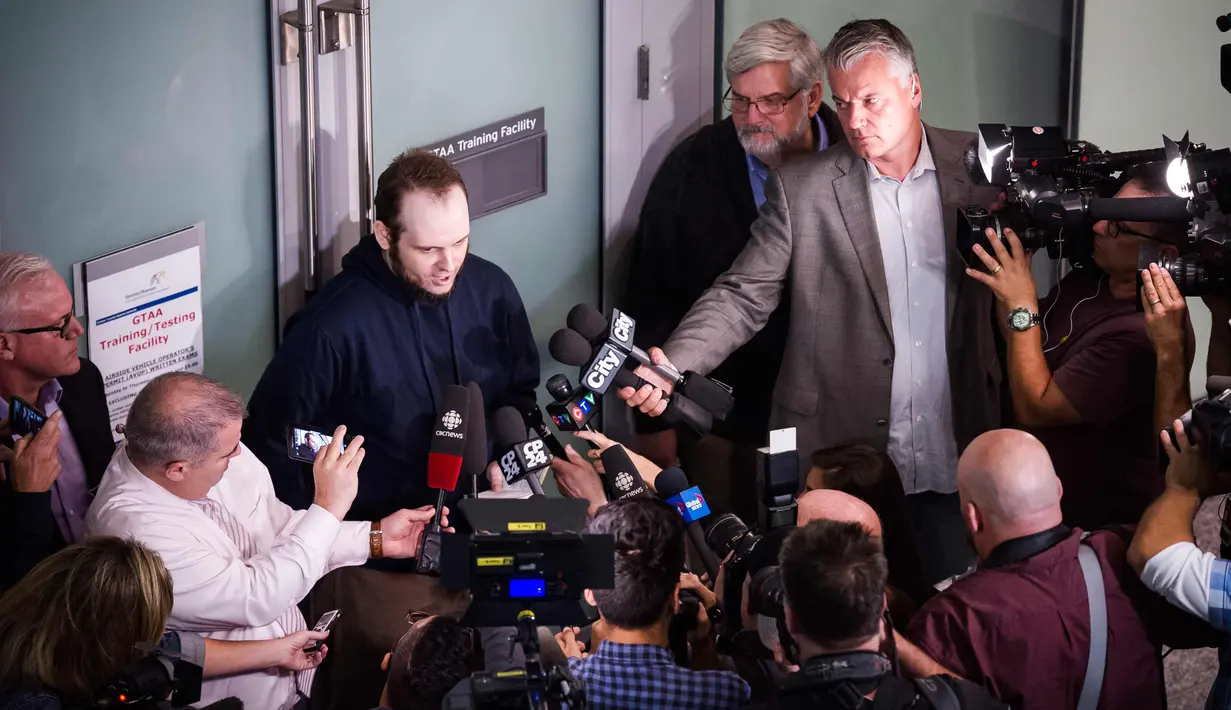 Pria asal Kanada Joshua Boyle memberi keterangan kepada awak media di bandara Toronto, Kanada (13/10). Boyle bersama istri dan ketiga anaknya dibebaskan oleh pasukan Pakistan dari tangan Taliban. (Nathan Denette / The Canadian Press via AP)