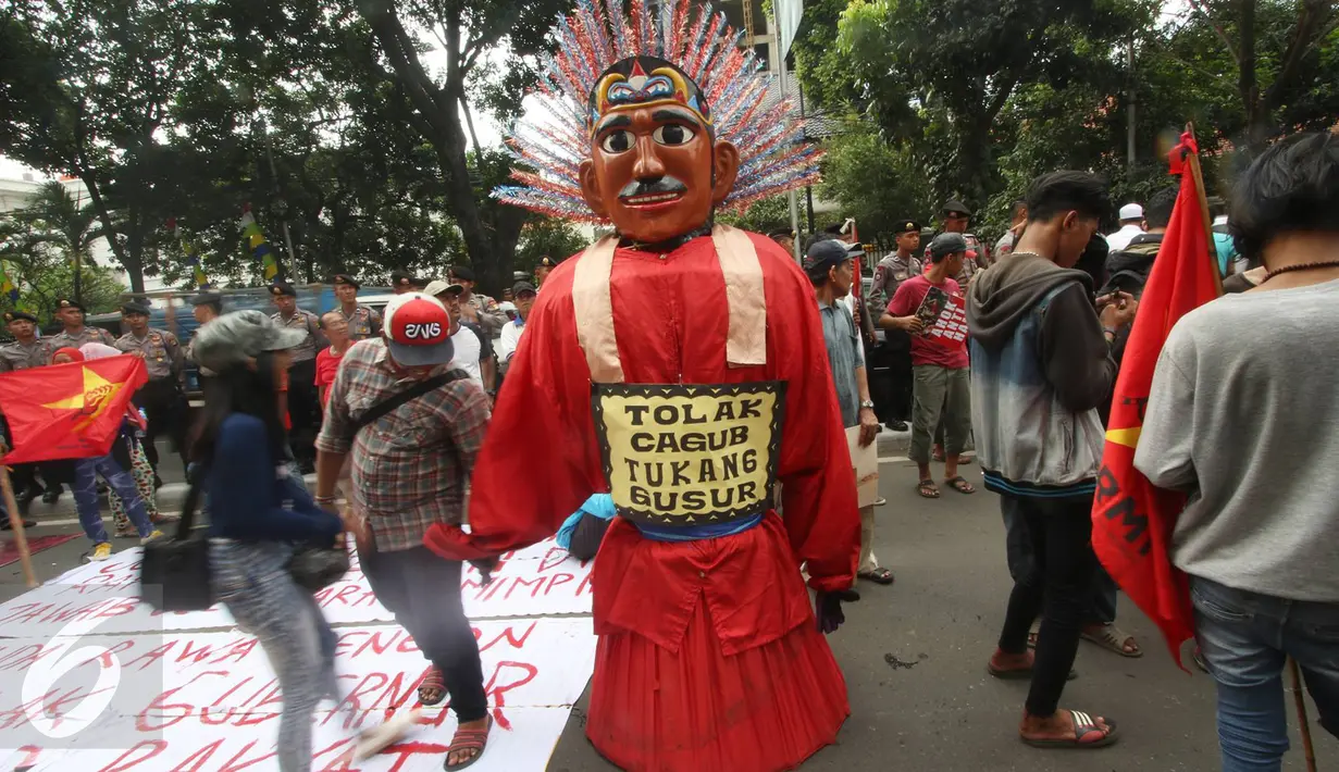 Massa dari Front Wong Cilik Bicara membawa ondel-ondel saat unjuk rasa di kantor DPP PDIP, Jakarta, Rabu (7/9). Mereka meminta PDIP tidak mengusung Ahok pada Pilgub DKI, namun mengajukan Wali Kota Surabaya Tri Rismaharini. (Liputan6.com/Immanuel Antonius)