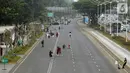 Warga memanfaatkan kondisi lengang sebagian ruas jalan Jenderal Sudirman untuk berfoto, Jakarta, Minggu (27/10/2019). Sebagian ruas Jalan Jenderal Sudirman dialihkan akibat  berlangsungnya Karnaval Kendaraan Listrik yang bertajuk Jakarta Langit Biru. (Liputan6.com/Helmi Fithriansyah)