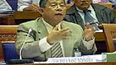 Darmin Nasution disebut-sebut sebagai calon tunggal gubernur BI. Namun pengamat ekonomi berharap ada calon lain yang diajukan ke DPR. 