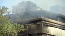 Kelupan asap masih terlihat di Museum Nasional Sejarah Alam di Ibu Kota India, New Delhi, Selasa (26/4). Seluruh bangunan berlantai enam itu habis terbakar dan membutuhkan waktu lebih empat jam untuk memadamkan api. (PRAKASH SINGH/AFP)