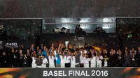 Para pemain Sevilla mengangkat piala setelah berhasil memenangkan pertandingan final Liga Europa melawan Liverpool di Basel, Swiss (19/5). Sevilla menang atas Liverpool dengan skor 3-1. (Reuters / Dylan Martinez)