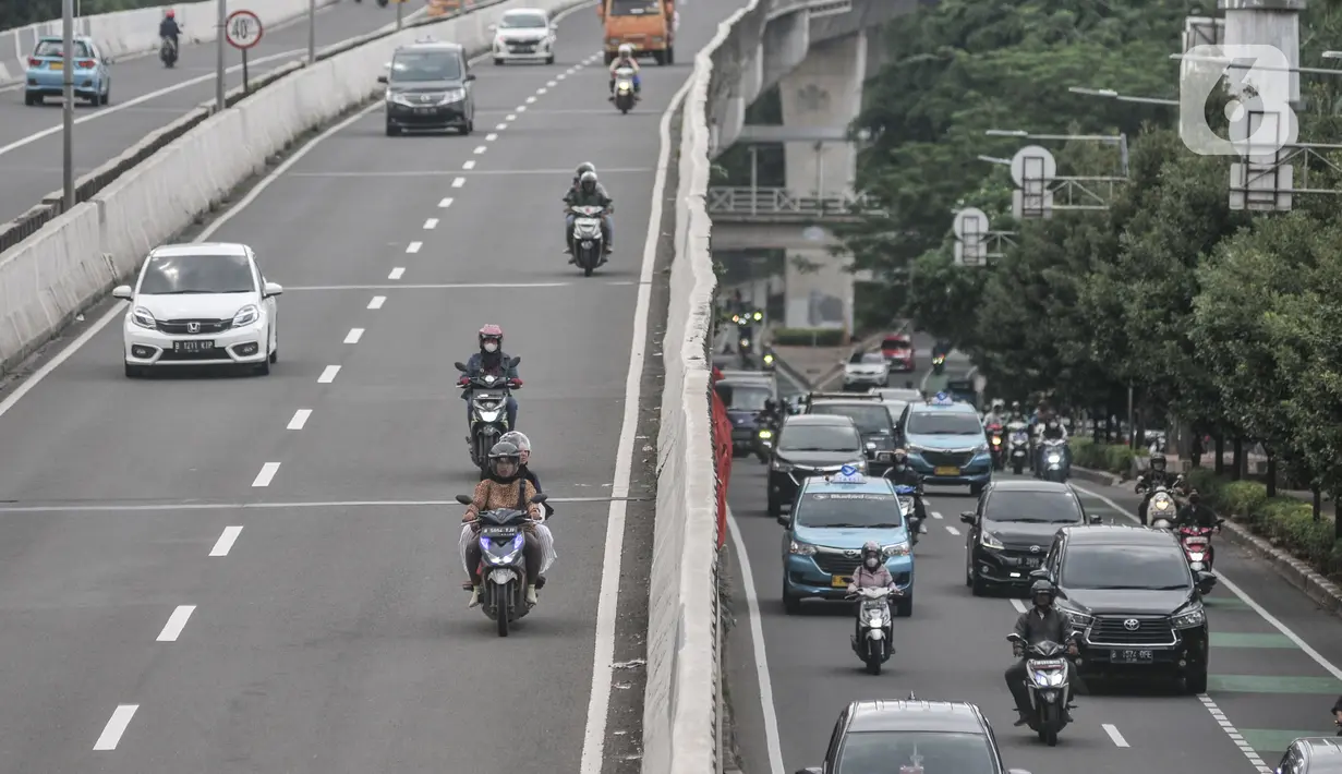 Pengendara sepeda motor melaju di jalan layang non tol (JLNT) Casablanca, Kuningan, Jakarta Selatan, Senin (9/1/2023). Tilang manual diberlakukan lagi lantaran angka pelanggaran lalu lintas justru melonjak setelah tilang manual dihapus. (merdeka.com/Iqbal S Nugroho)