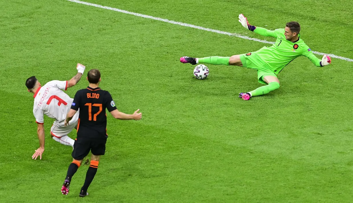 Makedonia Utara, yang sudah tidak punya kans malah membuat kejutan pada menit ke-10. Ivan Trickovski membobol gawang Belanda, namun VAR mengatakan gol tersebut offside. (Foto: AP/Pool/Olaf Kraak)