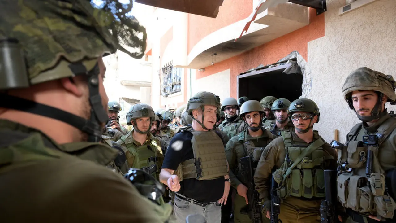 Perdana Menteri Benjamin Netanyahu terlihat bersama pasukan Israel di Jalur Gaza pada Minggu, 25 November 2023. (GPO/Avi Ohayon)