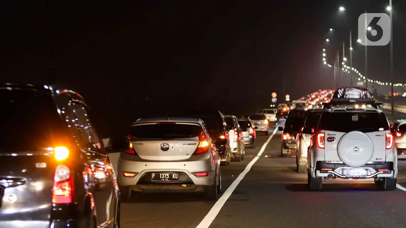 Pemudik Manfaatkan Kemacetan di Tol MBZ untuk Beristirahat Sejenak