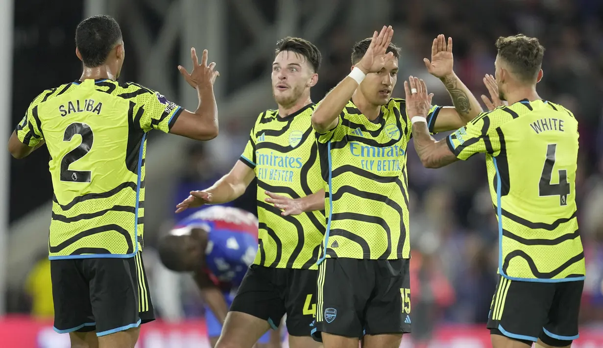 Selebrasi para pemain Arsenal setelah mengalahkan Crystal Palace 1-0 pada laga pekan kedua Liga Inggris 2023/2024 di Selhurst Park, London (21/8/2023). (AP Photo/Kin Cheung)