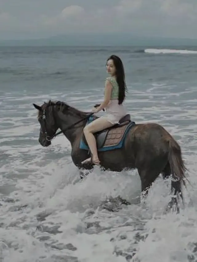 Curi Perhatian, Ini 6 Momen Seru Natasha Wilona Naik Kuda di Tepi Pantai