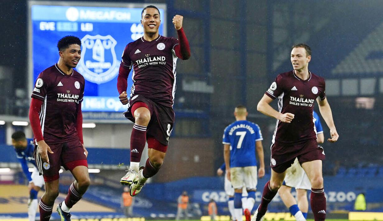 Pemain Leicester City, Youri Tielemans, melakukan selebrasi usai mencetak gol ke gawang Everton pada laga Liga Inggris di Stadion Goodison Park, Rabu (27/1/2021). Kedua tim bermain imbang 1-1. (Paul Ellis/Pool via AP)