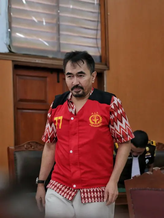 Sidang kali ini beragendakan eksepsi atau pembelaan atas dakwaan jaksa. Ketika majelis hakim menerima eksepsi, Gatot bisa bebas dari jerat hukum atas dugaan kepemilikan senjata api dan satwa lindung. (Adrian Putra/Bintang.com)