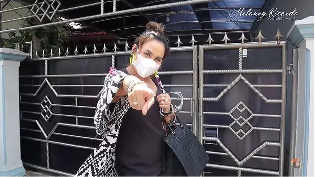 8 Potret Rumah Mpok Atiek yang Sederhana, Dipenuhi Foto Masa Muda